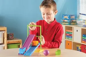 Top 5 hoạt động Stem cho trẻ mầm non về lực đẩy và chuyển động