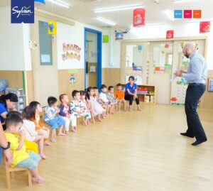 Sylvan đồng hành cùng Mầm non Hoa Hồng Nhỏ triển khai 5 chương trình (Toán tư duy, STEAM, tiếng Anh…), góp phần nâng cao chất lượng giáo dục mầm non và chuẩn bị nền tảng cho trẻ.