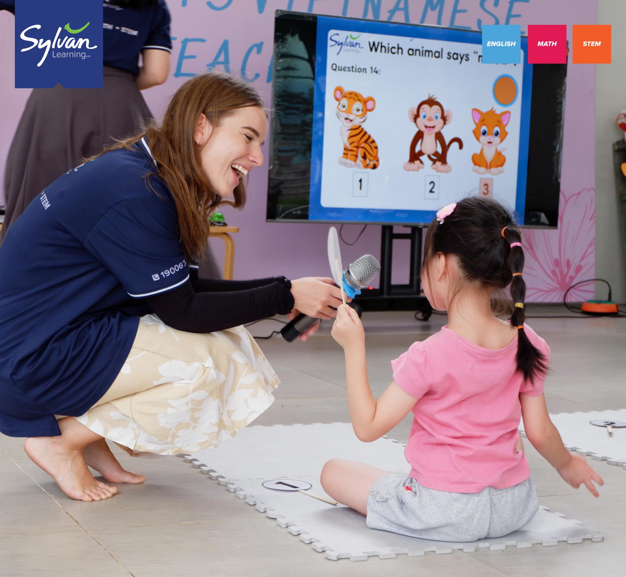 nên cho trẻ học tiếng Anh online hay trực tiếp