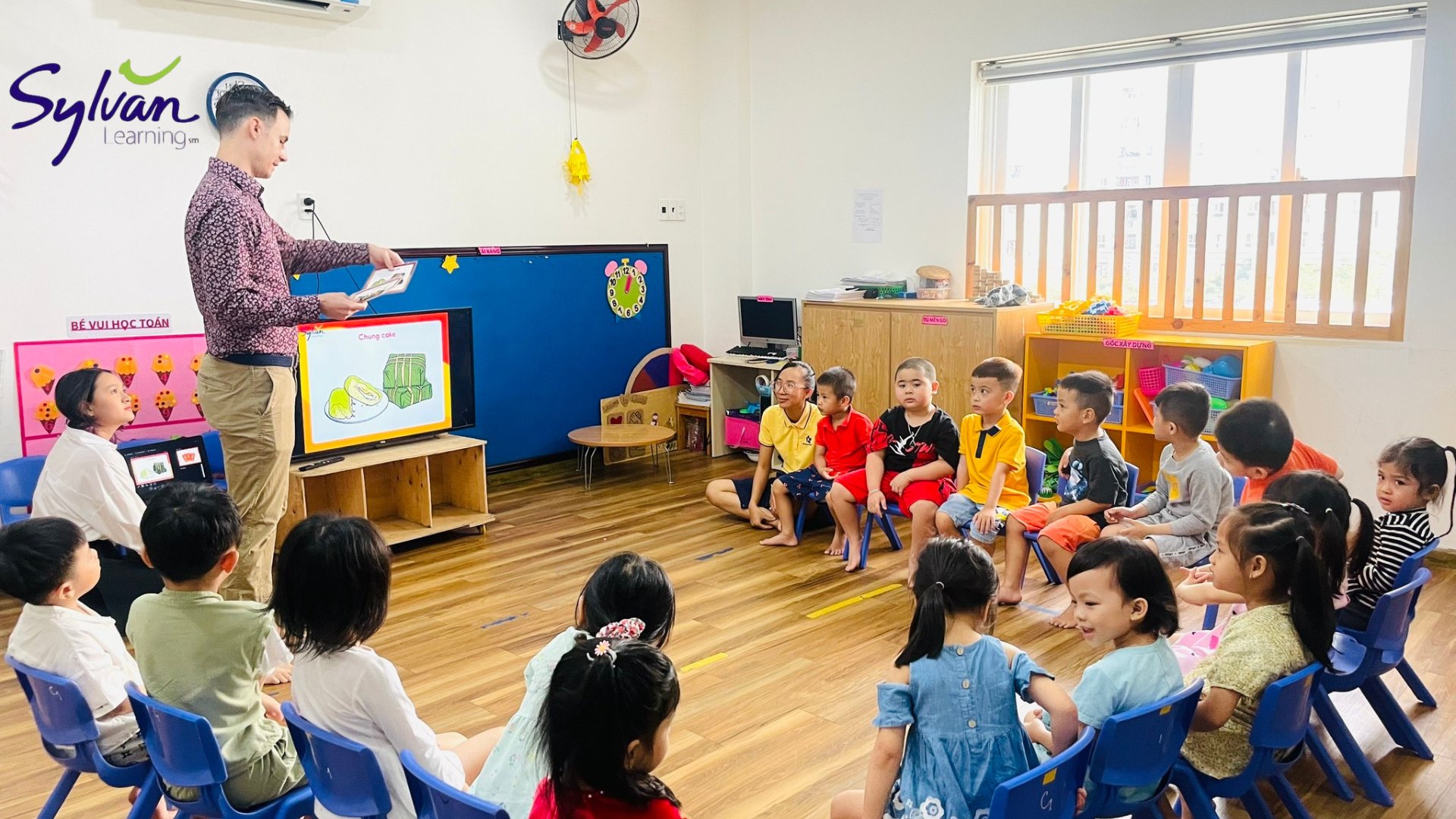 Bé hào hứng luyện tập kỹ năng ghép âm trong lớp Sylvan Phonics