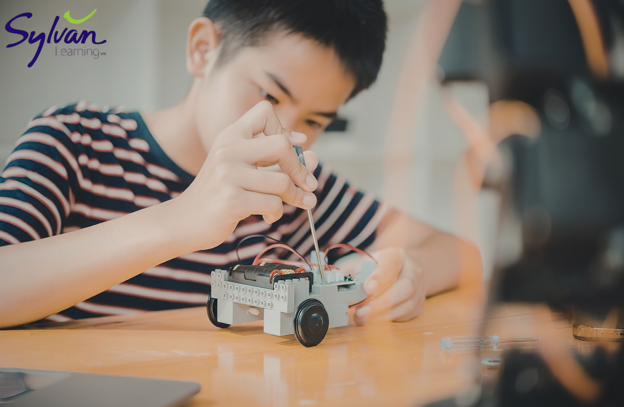 STEM có phù hợp với trẻ tiểu học không? 5 điều ba mẹ cần biết