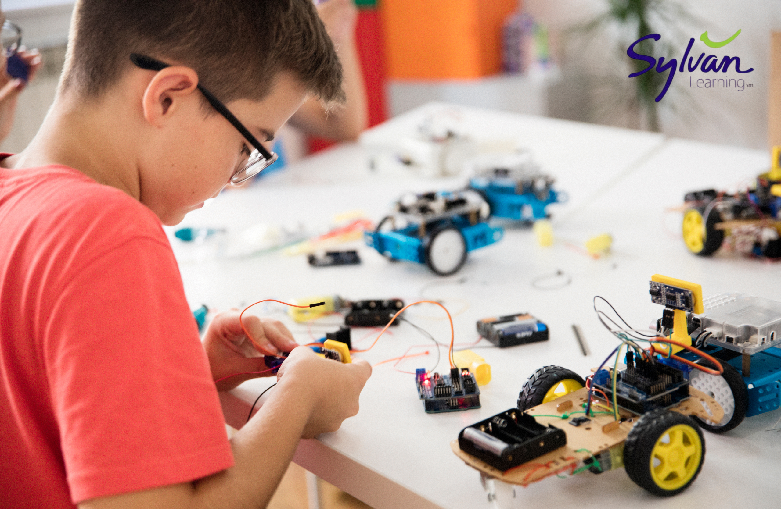 STEM có phù hợp với trẻ tiểu học không? 5 điều ba mẹ cần biết